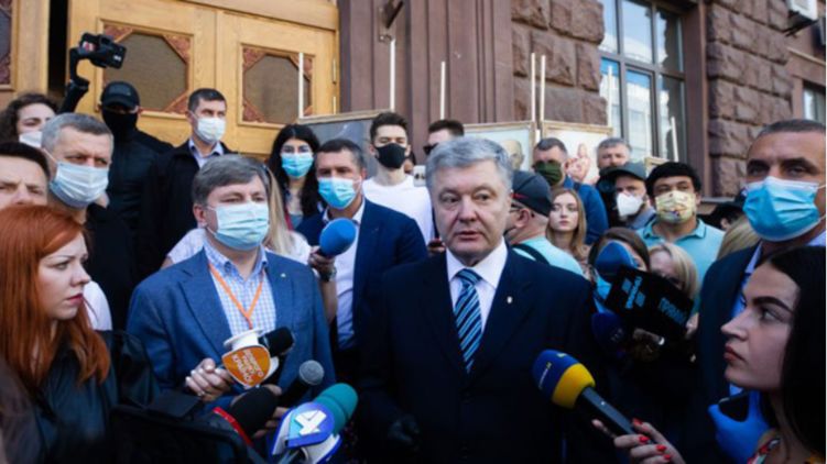 Порошенко на одном из прошлых допросов в ГБР. Фото: pravda.com.ua