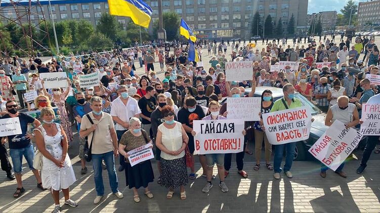 В городах Донецкой и Луганской областей тысячи местных жителей требуют вернуть им право голоса. Фото: Сергей Шахов 