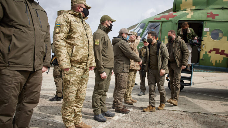 Владимир Зеленский и военные. Фото ОП