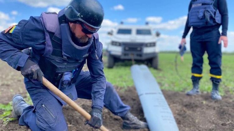 В Украине продолжают разминировать территории, пострадавшие об обстрелов и боев. Фото ГСЧС