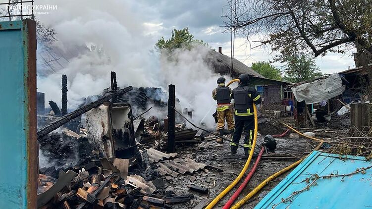 Спасатели тушат пожар в Харьковской области после удара. Фото ГСЧС