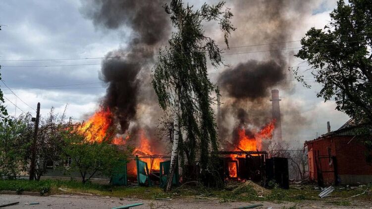 Пожар от прилетов в Волчанске, который штурмуют российские войска