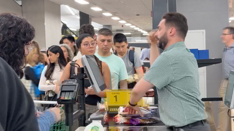 Испанцы сметали из магазинов воду, молоко, консервы и туалетную бумагу. Фото: Independent 