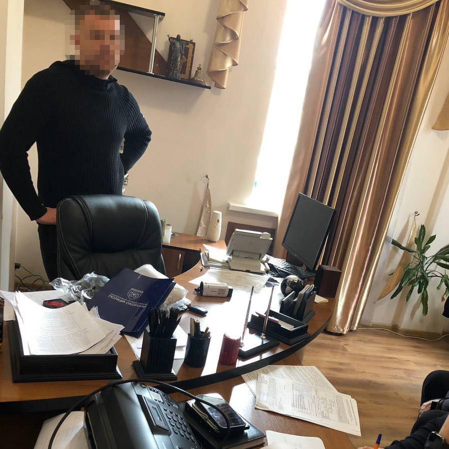 Патрульные полицейские брали взятки с водителей. Скриншот из фейсбука Киевского городской прокуратуры