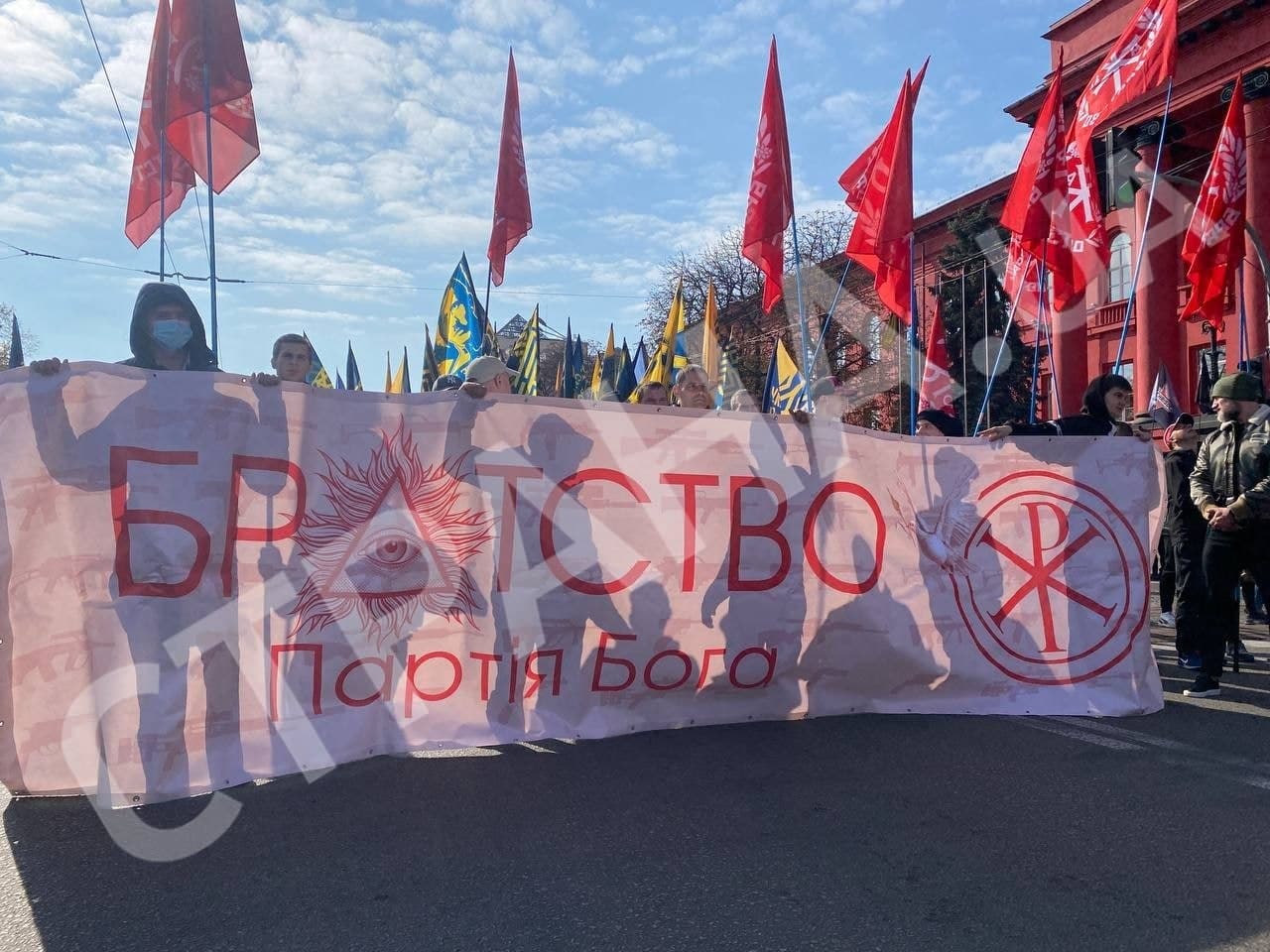 Националисты скоро начнут свой марш. Фото: "Страна"