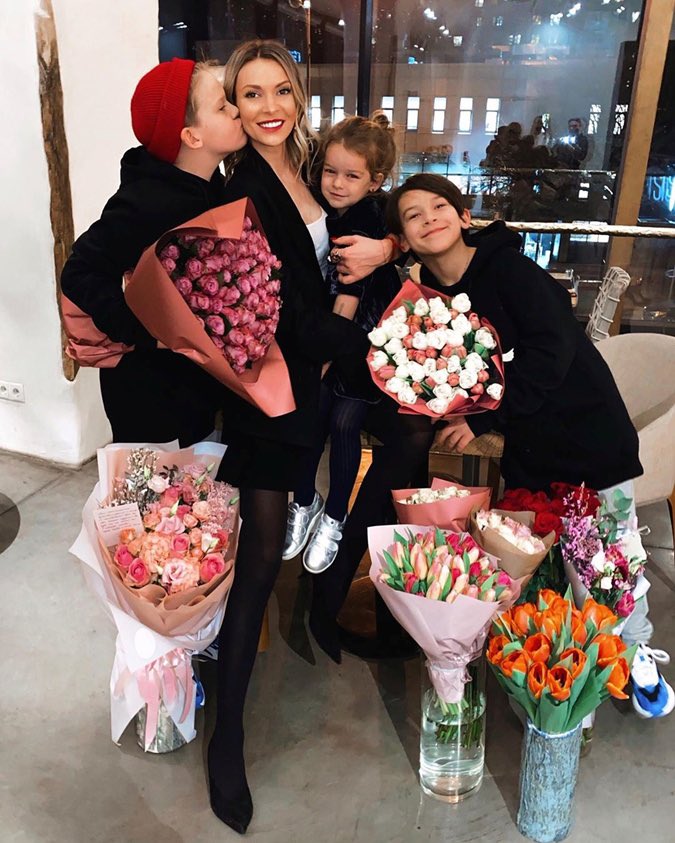 Полина Неня с тремя детьми живет в Испании