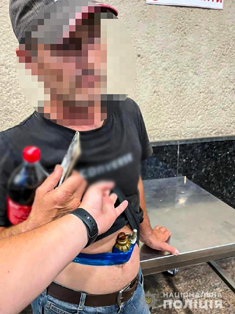 Мужчина с гранатой