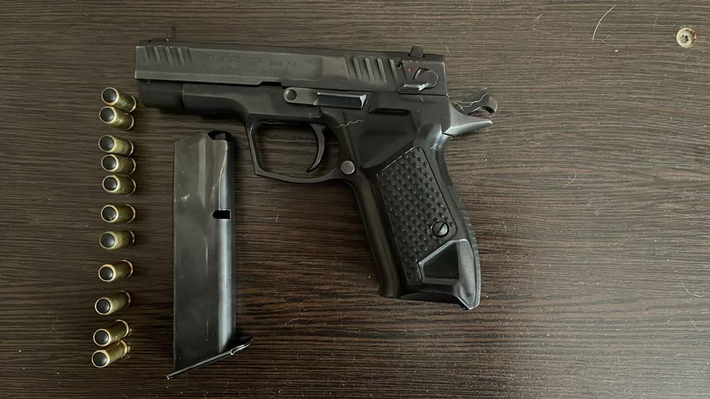 Преступник в форме курьера Glovo и его подельники украли крупную сумму денег в Днепре