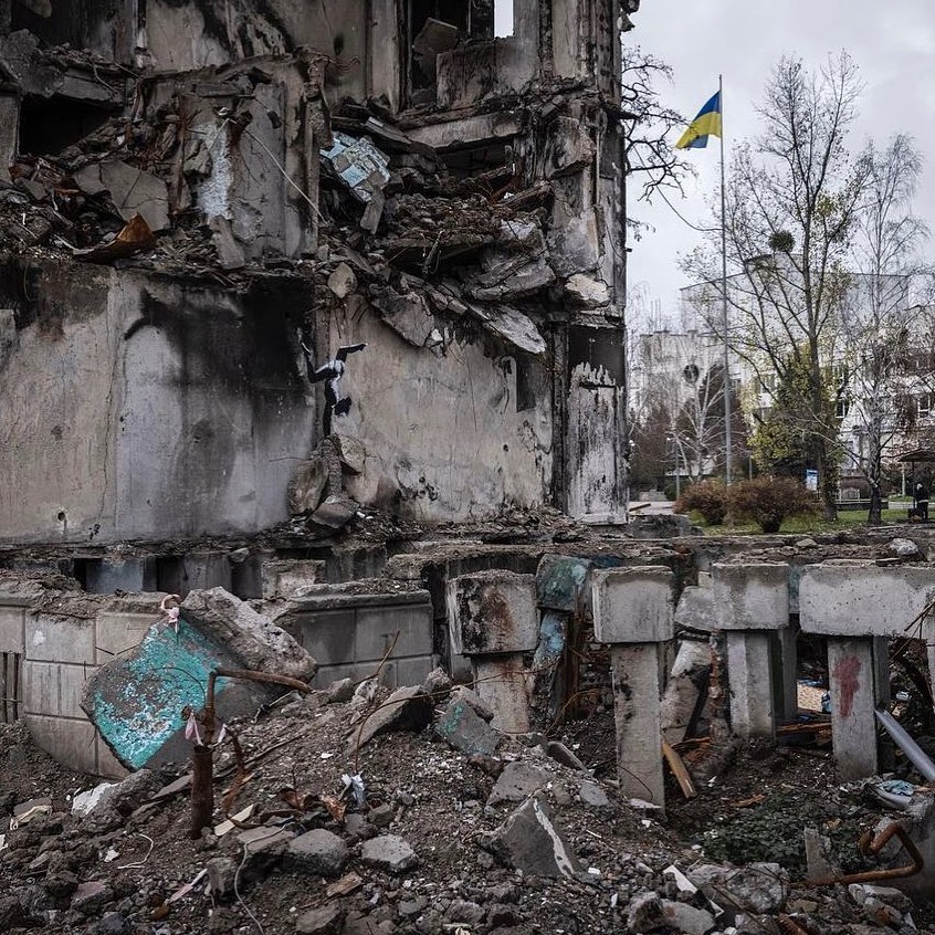 гимнастка - рисунок художника Бэнкси на стене дома в Бородянке