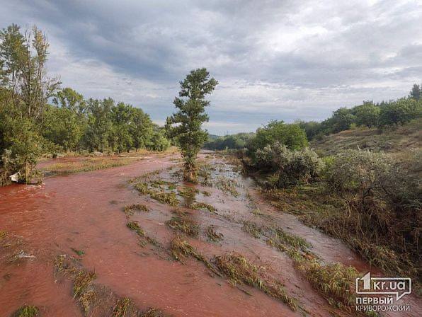 В реке Ингулец после подтопления покраснела вода