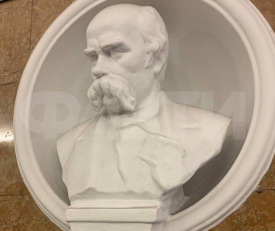 бюст закрыли досками