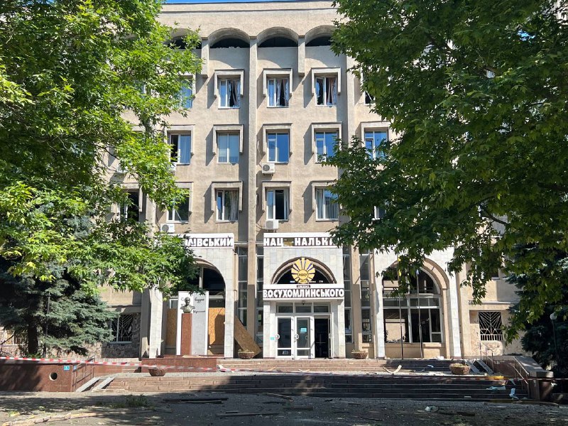 фото последствий удара по университету имени Сухомлинского