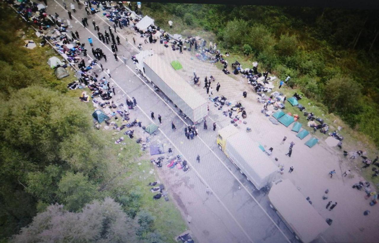 Хасиды застряли на границе