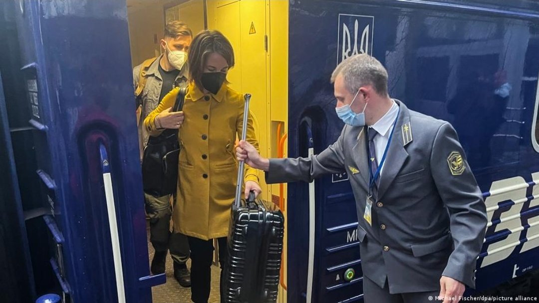 Бербок приехала в Киев. Фото: twitter.com/BenjAlvarez1