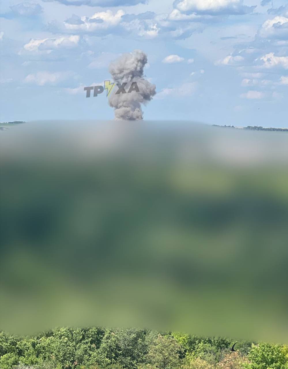 После сильного взрыва в Запорожье поднимается дым