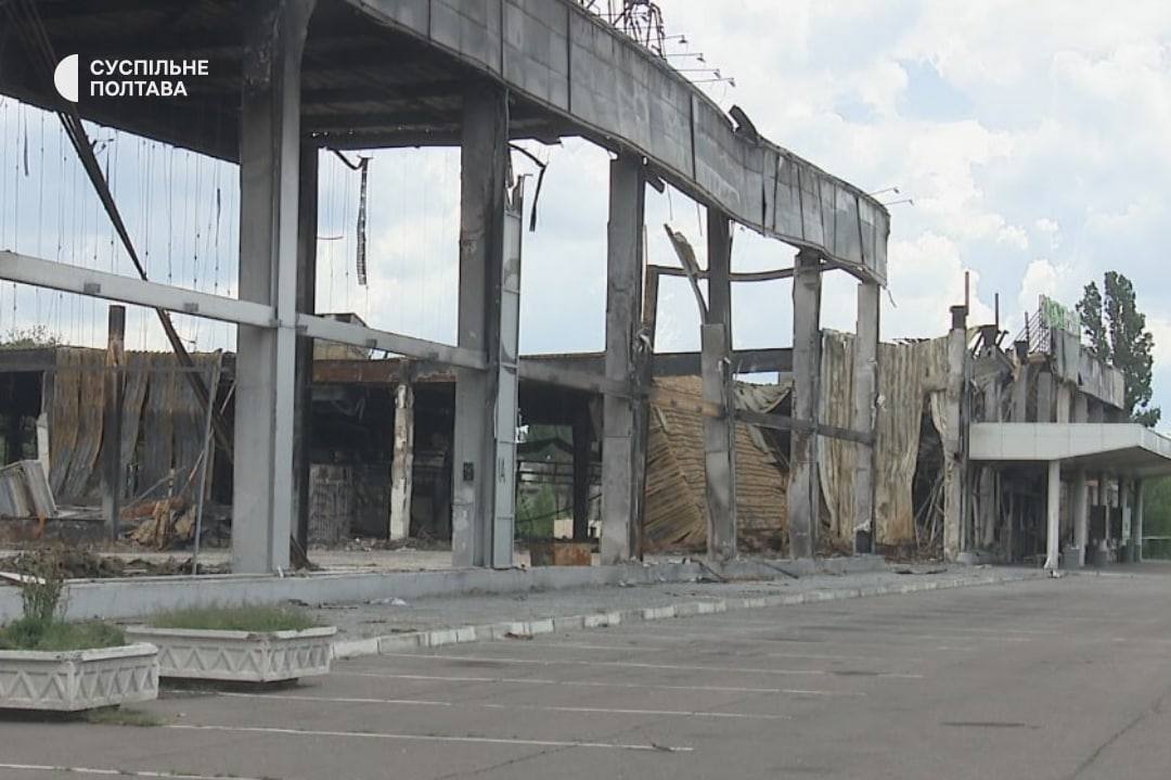 На месте разрушенного ракетным ударом торгового центра в Кременчуге могут построить новое заведение или сделать мемориал в память о погибших