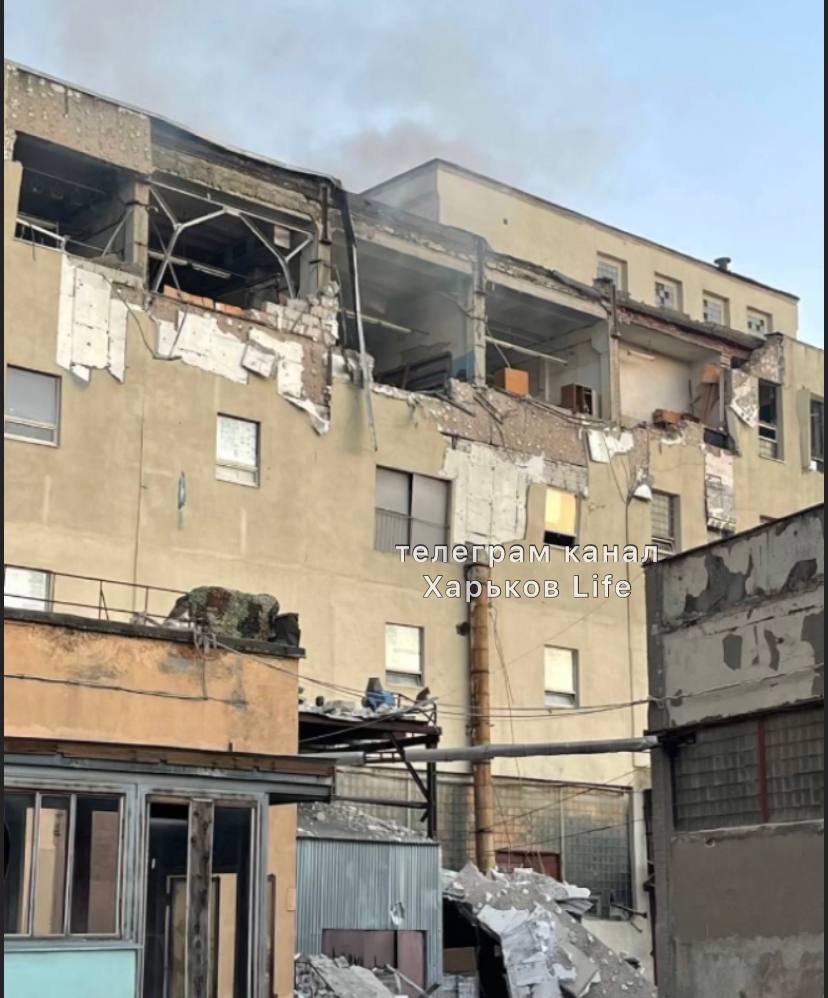 Обстрелянное здание в Харькове