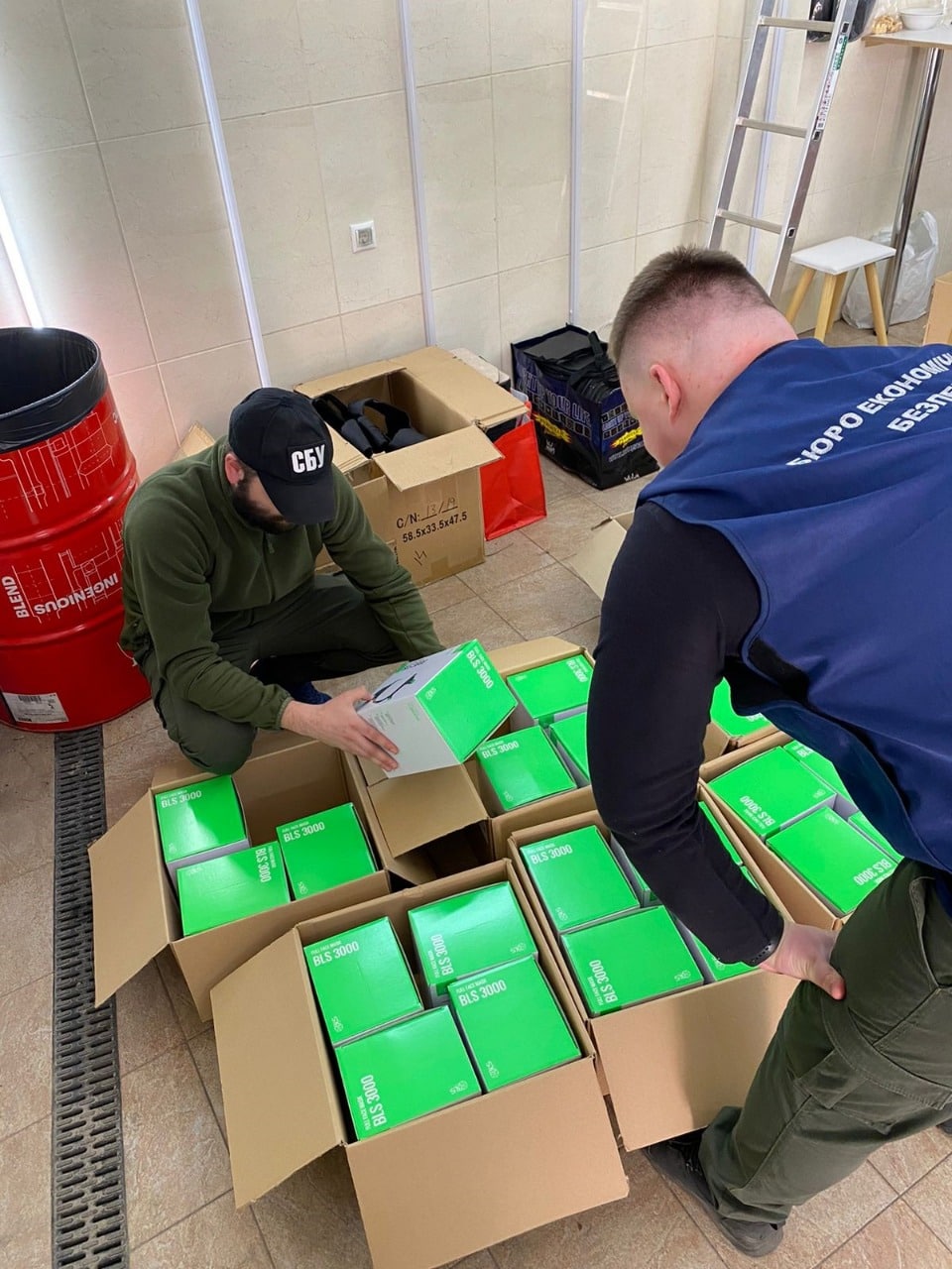 Двое мужчин ввозили товары для военных на продажу под видом благотворительности