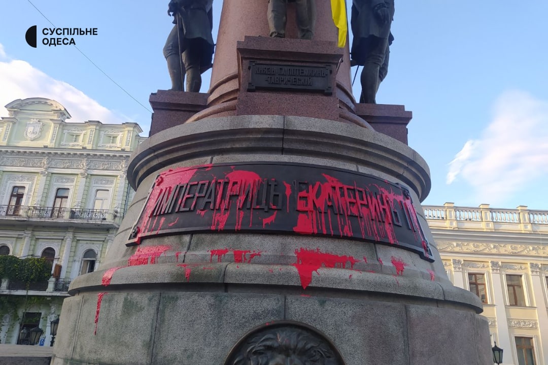 Облитый краской памятник в Одессе