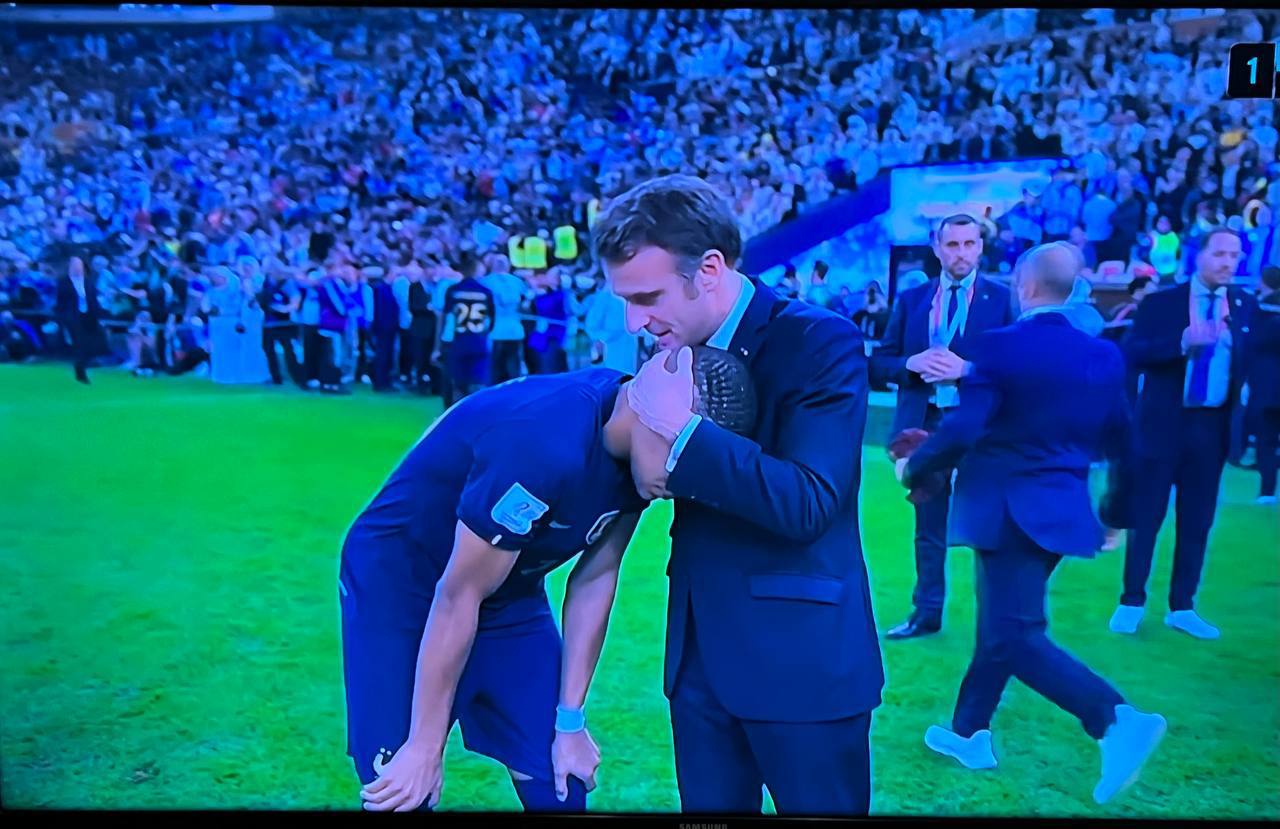 Макрон утешил Мбаппе