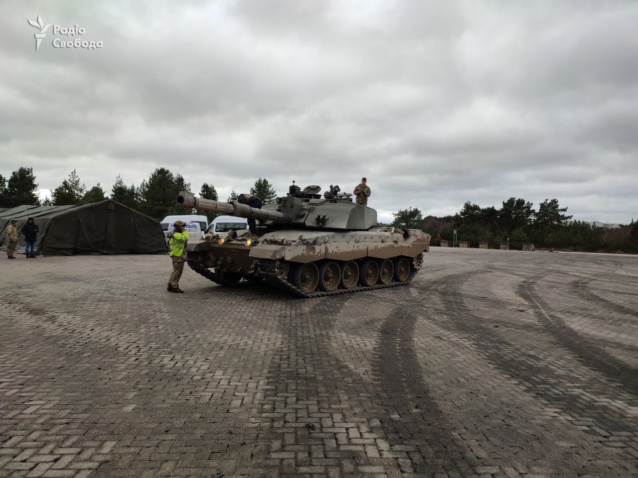 Украинские танкисты тренируются в Британии