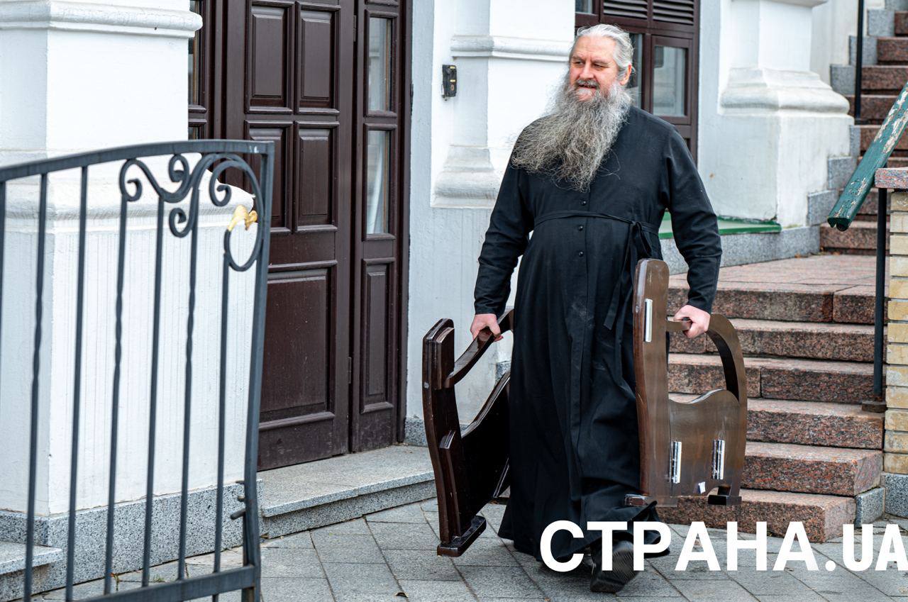 Выезд монахов из лавры, фото 2