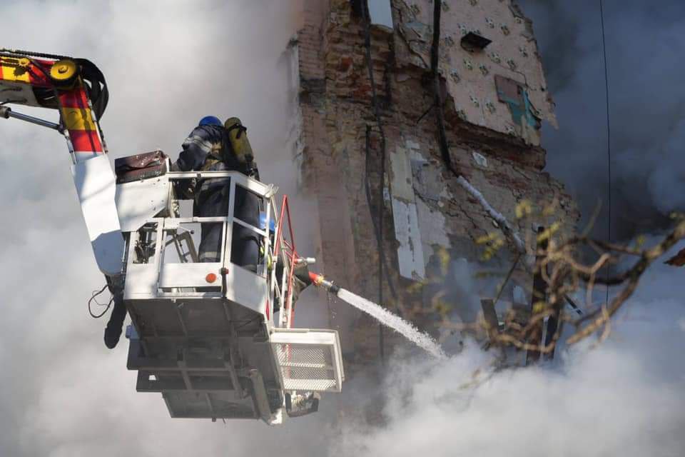 В Киеве 17 октября разбирают завалы дома, который атаковали дроны-камикадзе