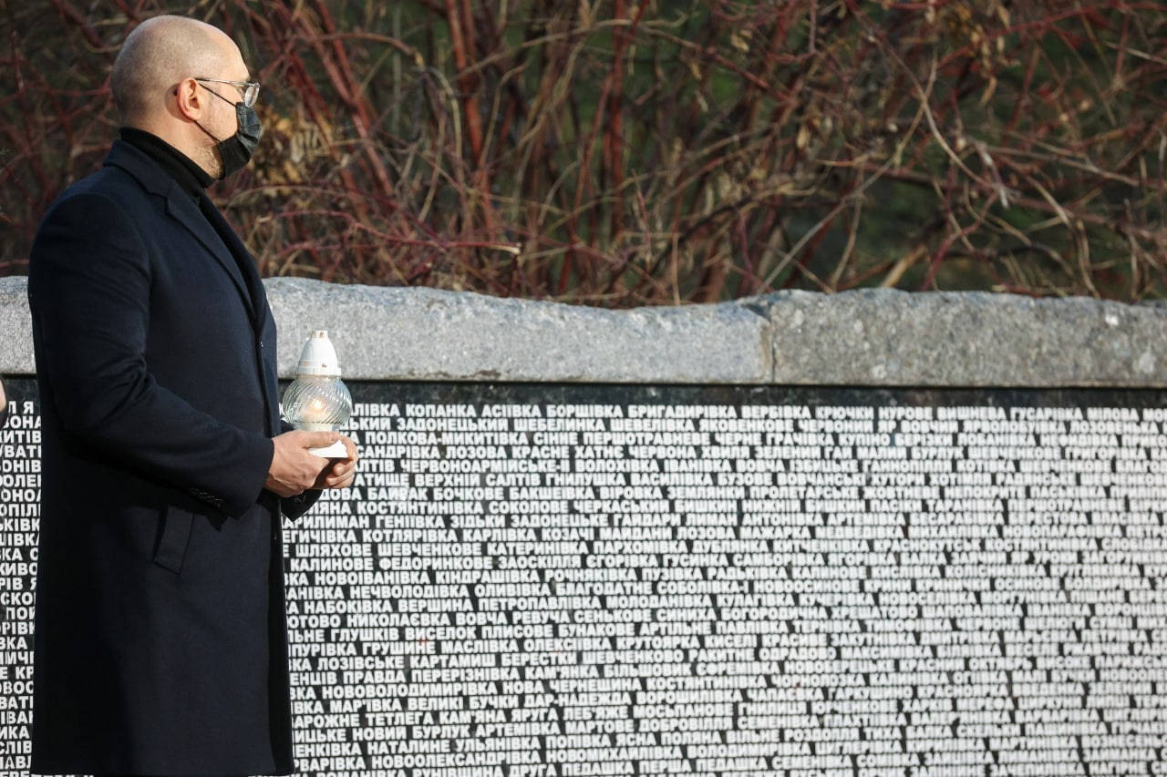 Зеленский вместе с первой леди, Ермаком, Стефанчуком и Шмыгалем почтили память жертв голодоморов