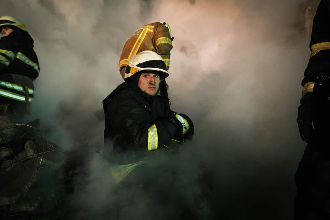 фото разбора завалов многоэтажки в Днепре