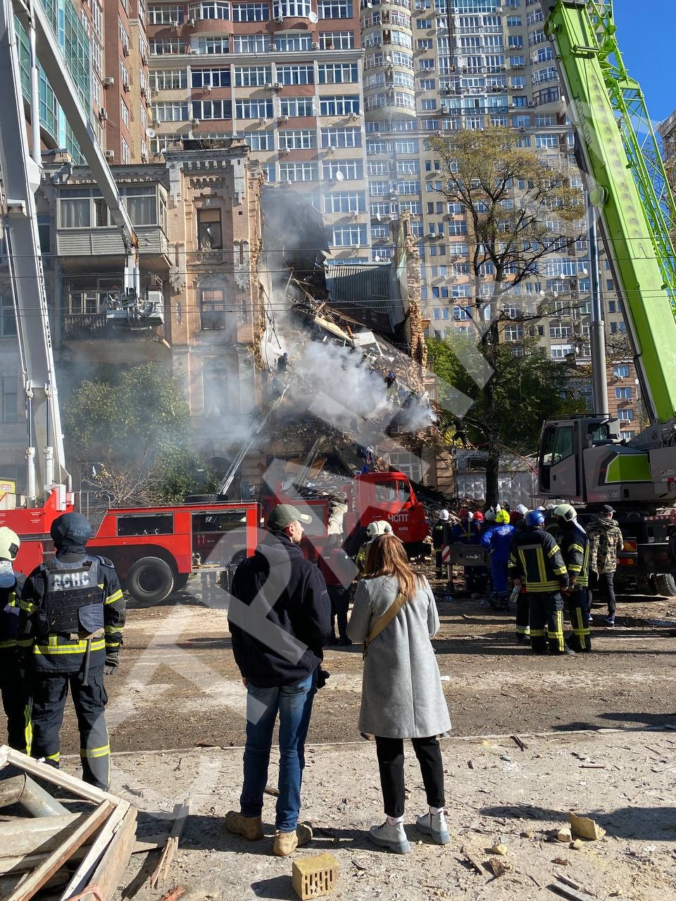 В Киеве разбирают завалы дома, который атаковали дроны-камикадзе