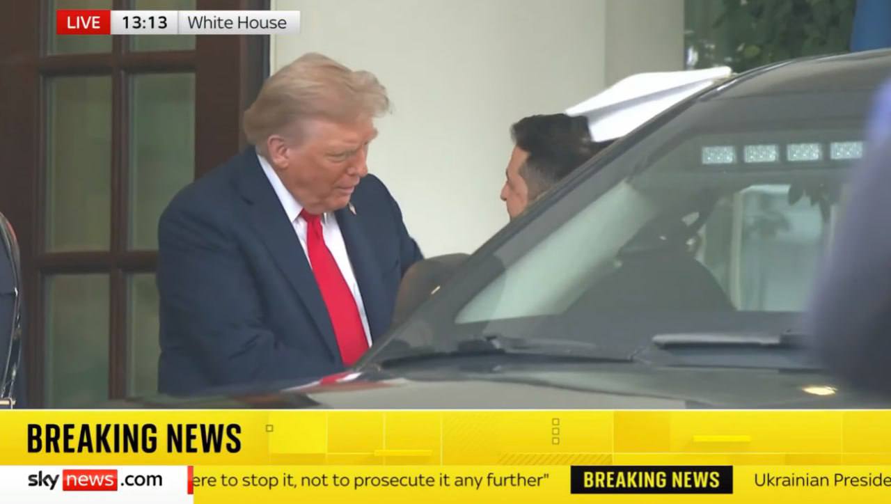 Зеленський прибув до Білого дому. Трамп потис йому руку