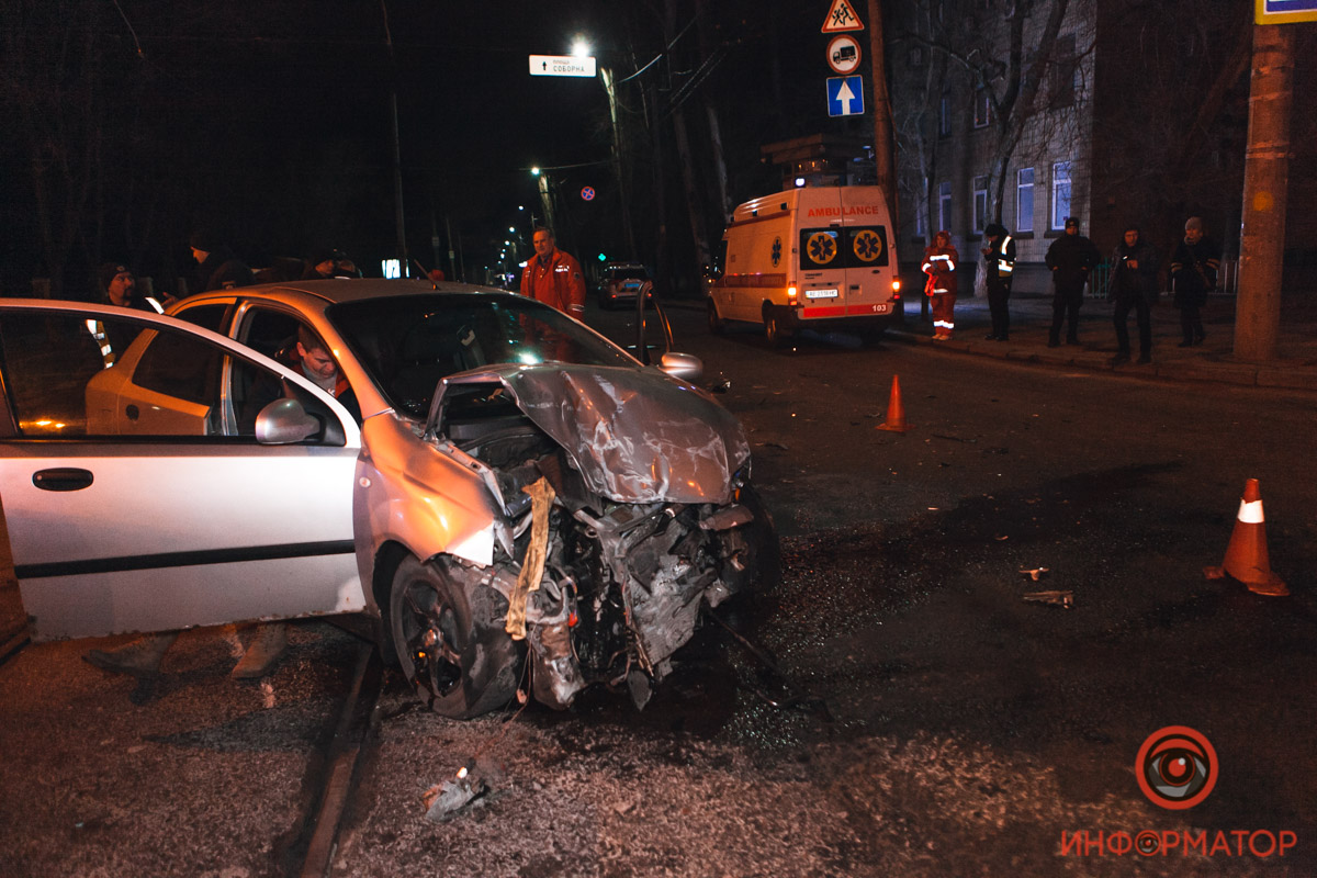 последствия столкновения легковушки с авто скорой помощи