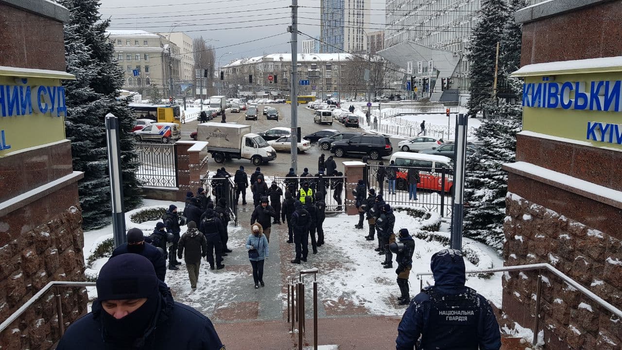 возле суда собираются люди