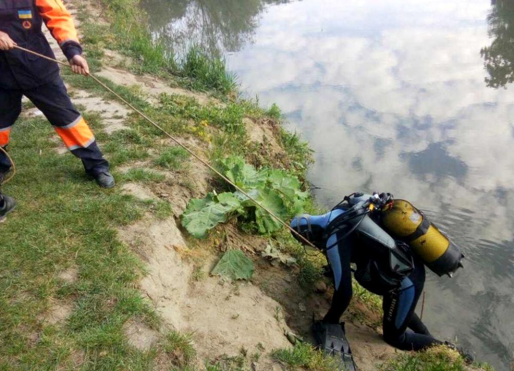 Под Одессой машина с рыбаками сорвалась в воду. Фото: od.dsns.gov.ua