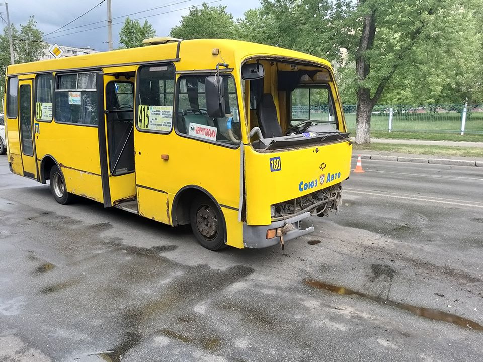 В страшном ДТП в Киеве при столкновении Mercedes и маршрутки пострадавшие остались без конечностей и глаз. Фото: Павел Дыба