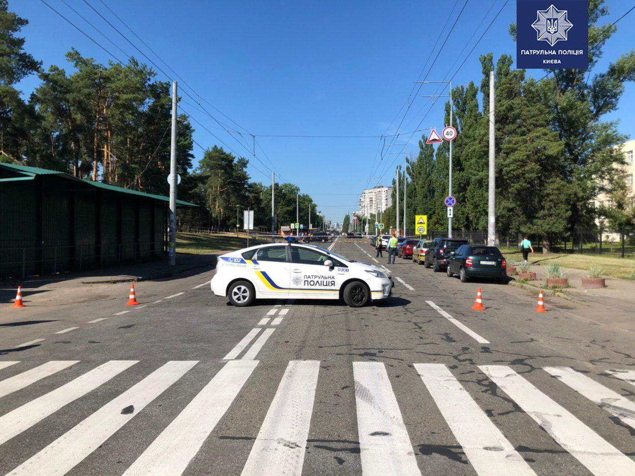 В Деснянском районе Киева нашли подозрительный пакет, патрульные перекрыли движение. Фото: Telegram/ Патрульная полиция Киева