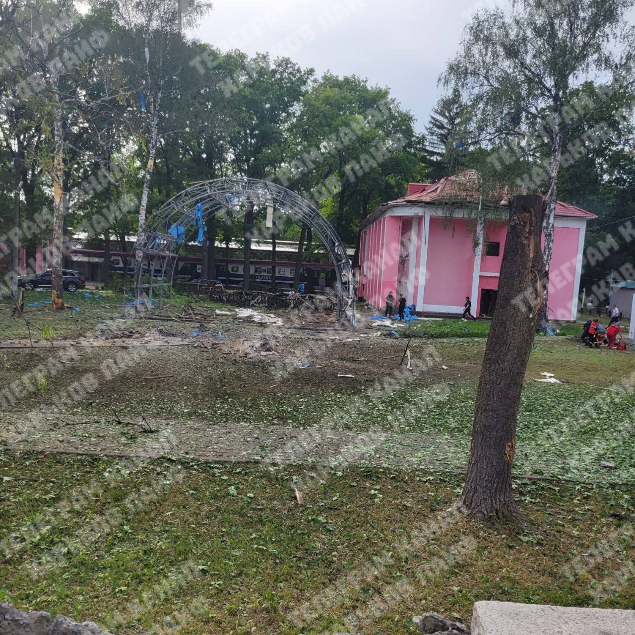 Фото (2) последствий бомбардировки. Источник - Телеграм