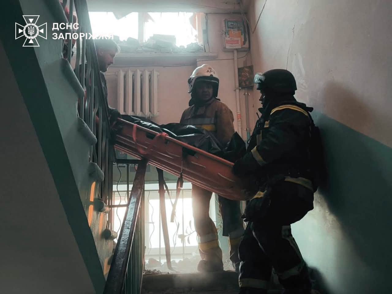 Фото (4) наслідків удару КАБ по житловій багатоповерхівці у Запоріжжі. Джерело &ndash; ДСНС