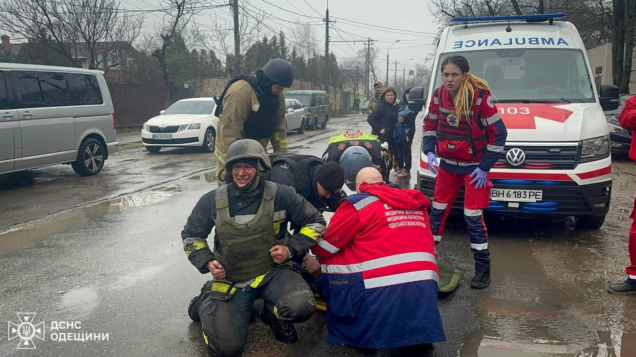 Фото оказания медпомощи спасателям. Источник - ГСЧС